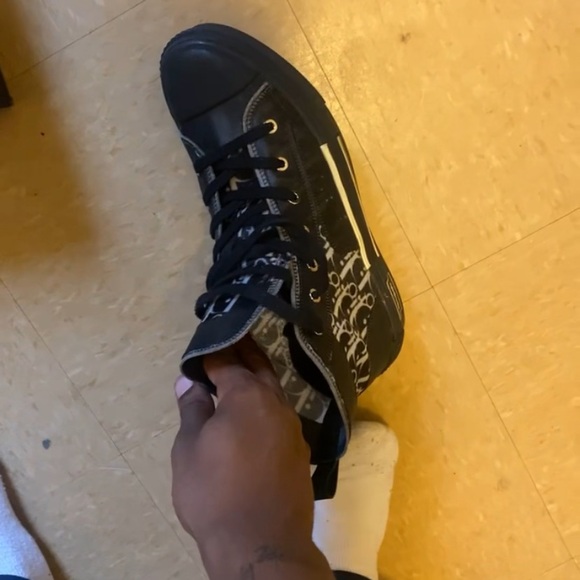 I am selling the Christian Dior , and they are a size 43 and the color is black - Picture 3 of 3